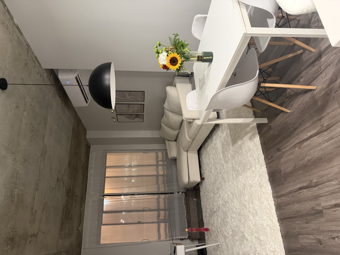 Appartement ouvert, salon et table à manger, rangés et propres