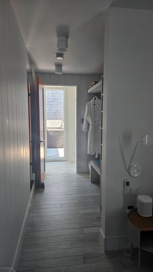 Couloir lumineux, plancher propre et peignoir suspendu