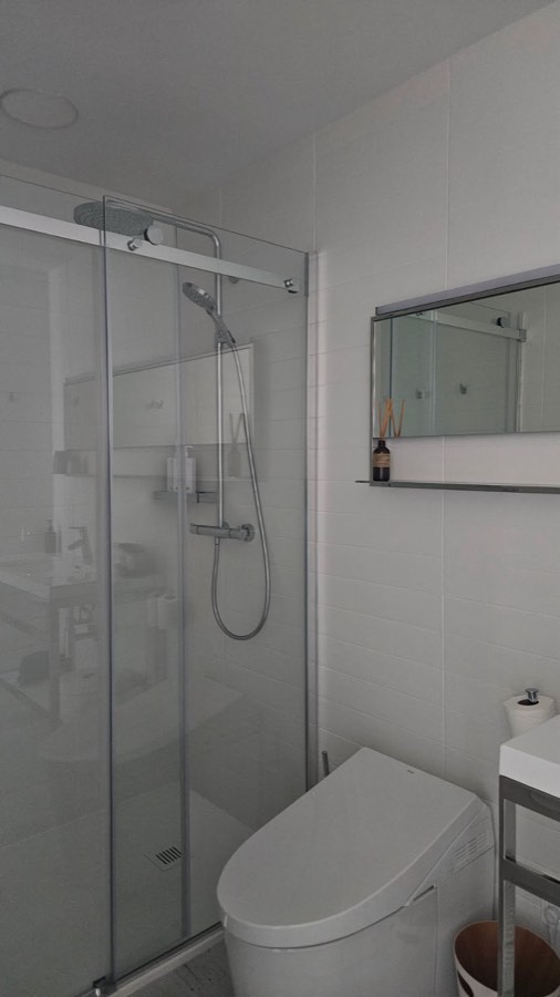 Douche vitrée et carreaux blancs sans traces